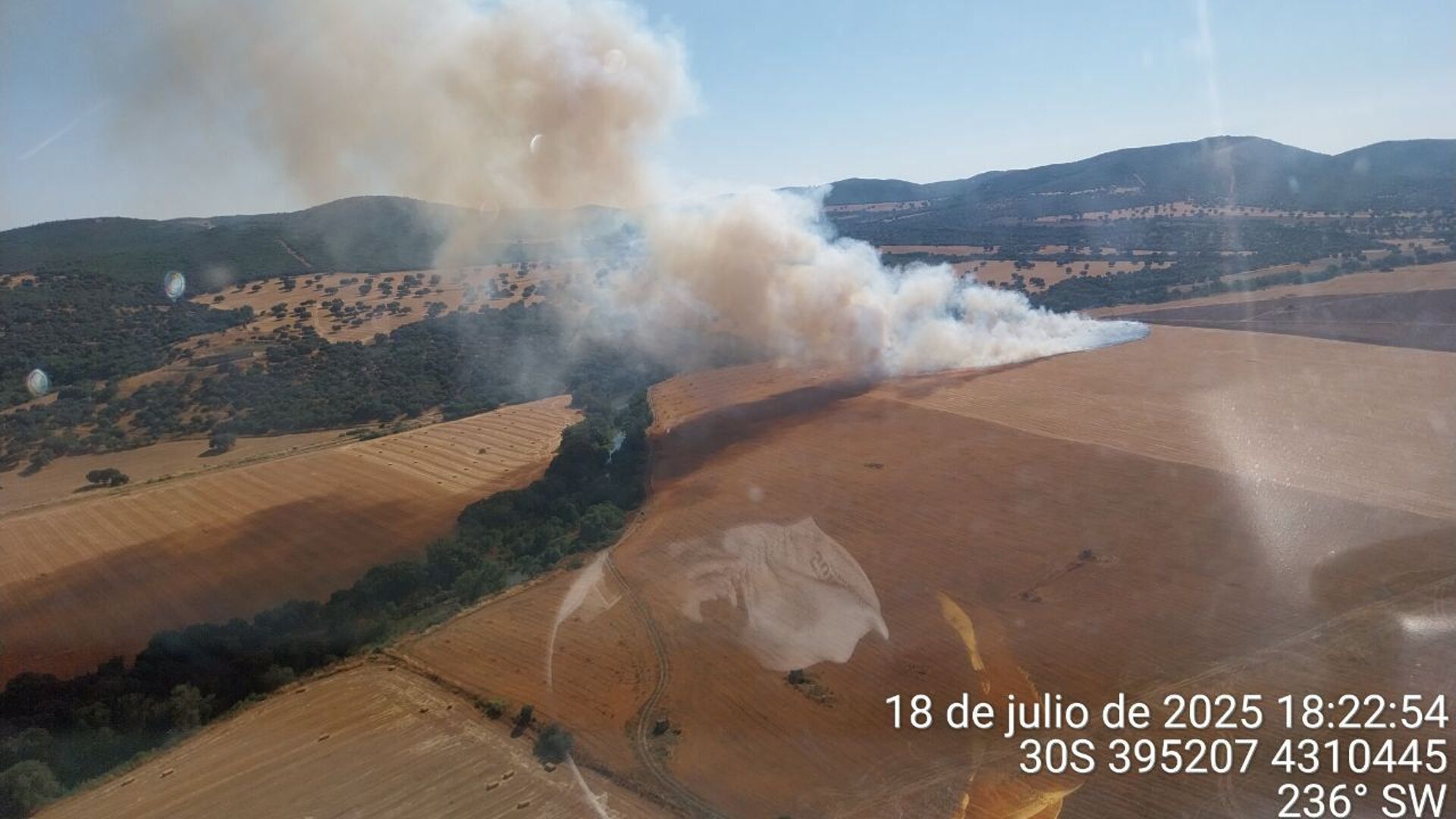 Vista aérea del incendio originado por un camión en la N-430